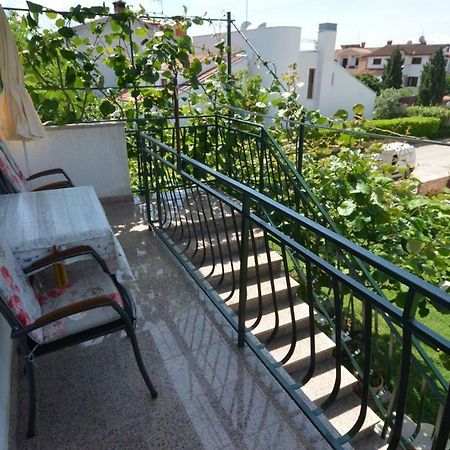 Koreni Apartments Ровин Екстериор снимка