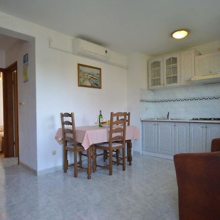 Koreni Apartments Ровин Екстериор снимка