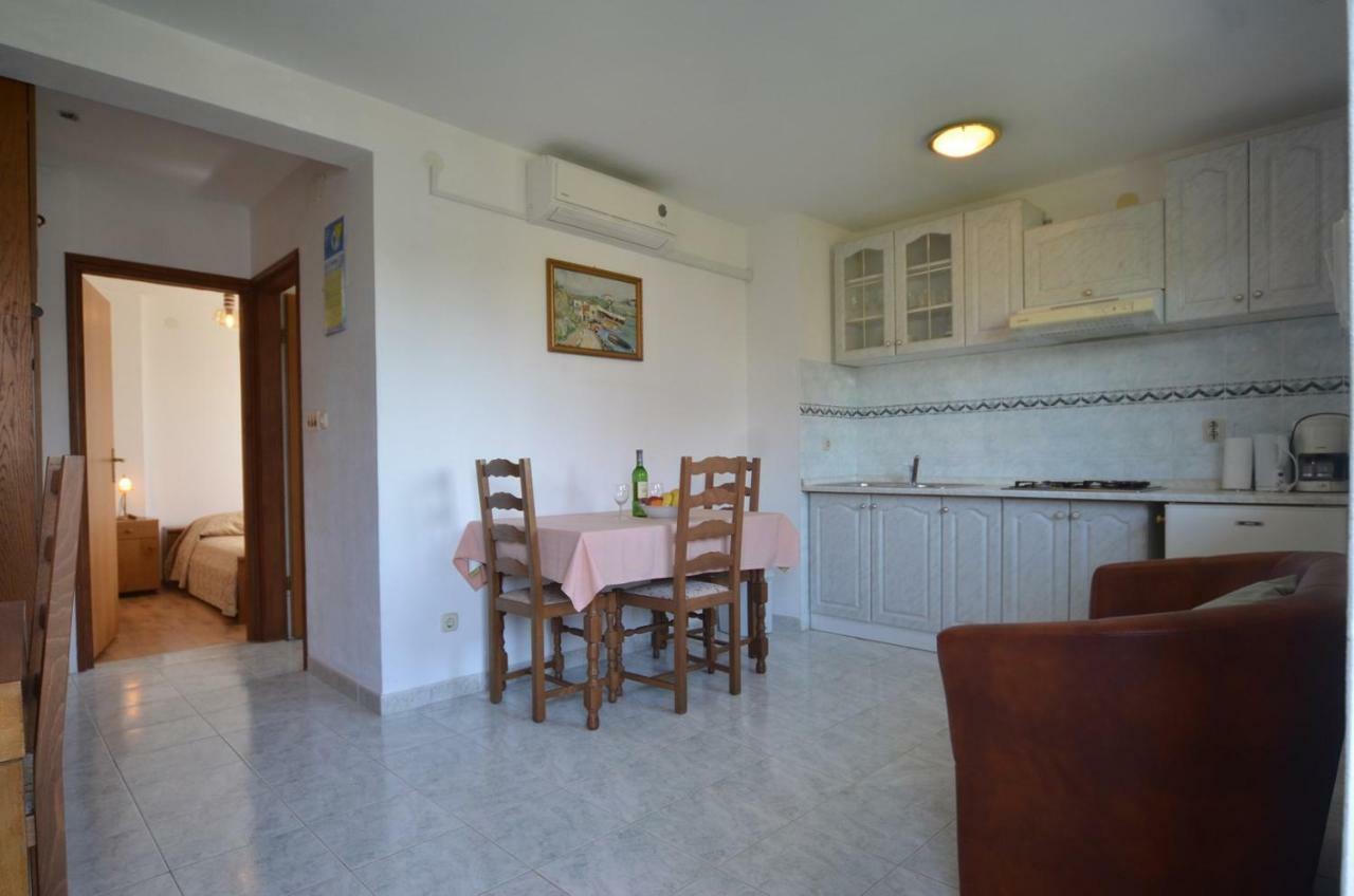 Koreni Apartments Ровин Екстериор снимка