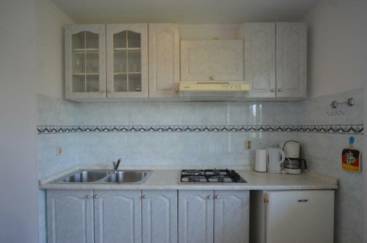 Koreni Apartments Ровин Екстериор снимка