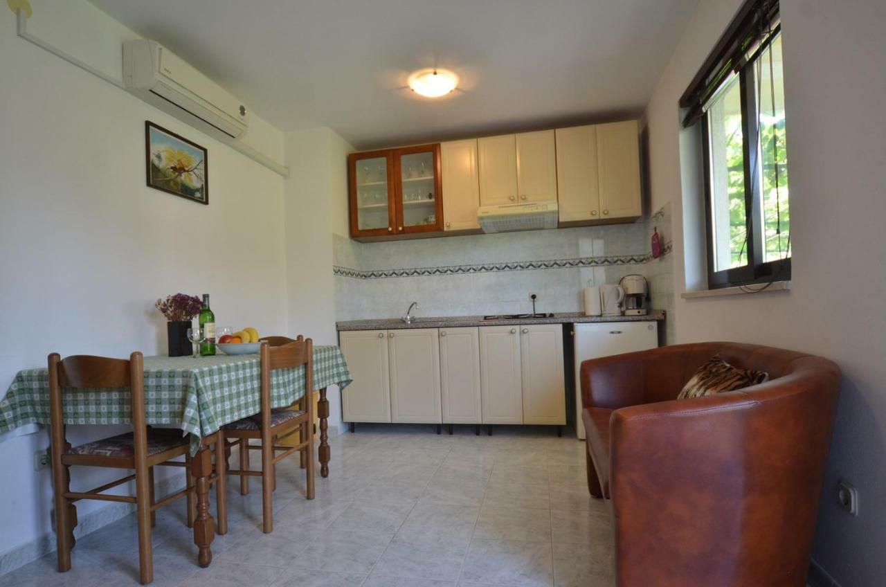 Koreni Apartments Ровин Екстериор снимка