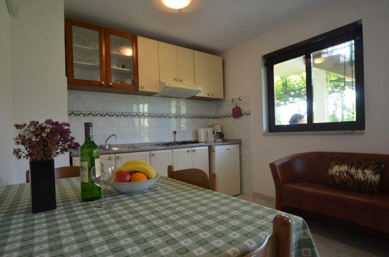 Koreni Apartments Ровин Екстериор снимка