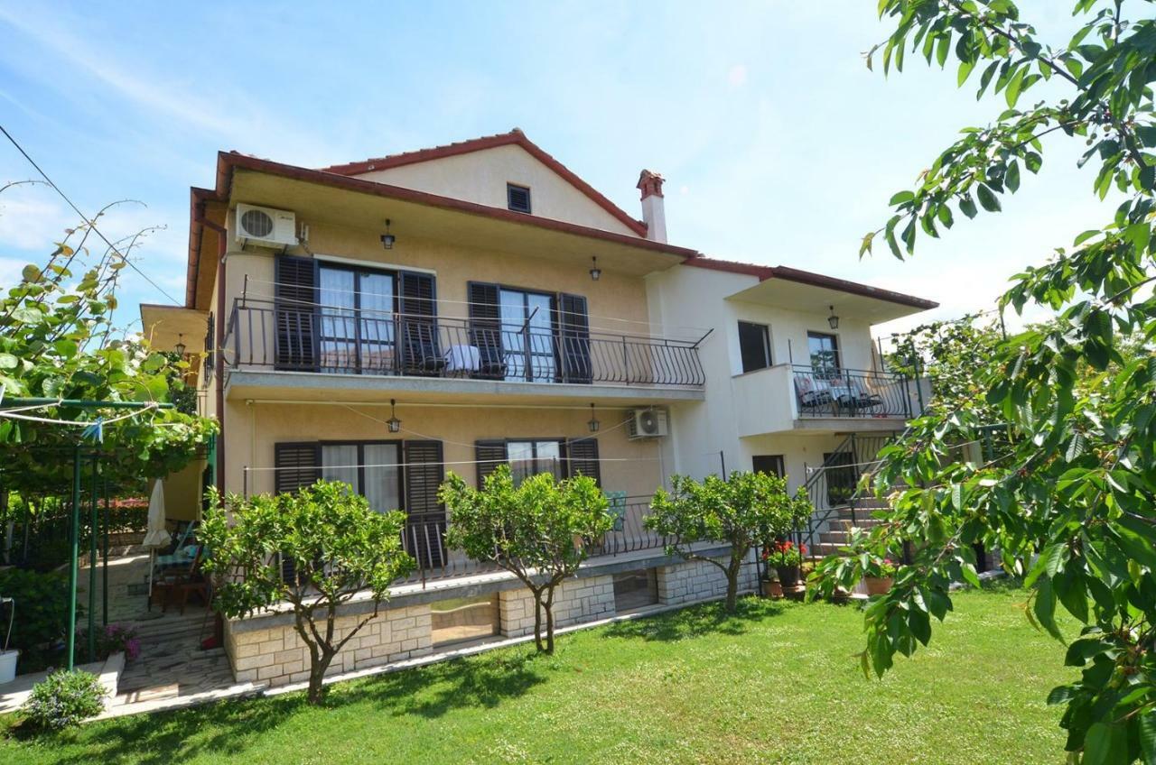 Koreni Apartments Ровин Екстериор снимка