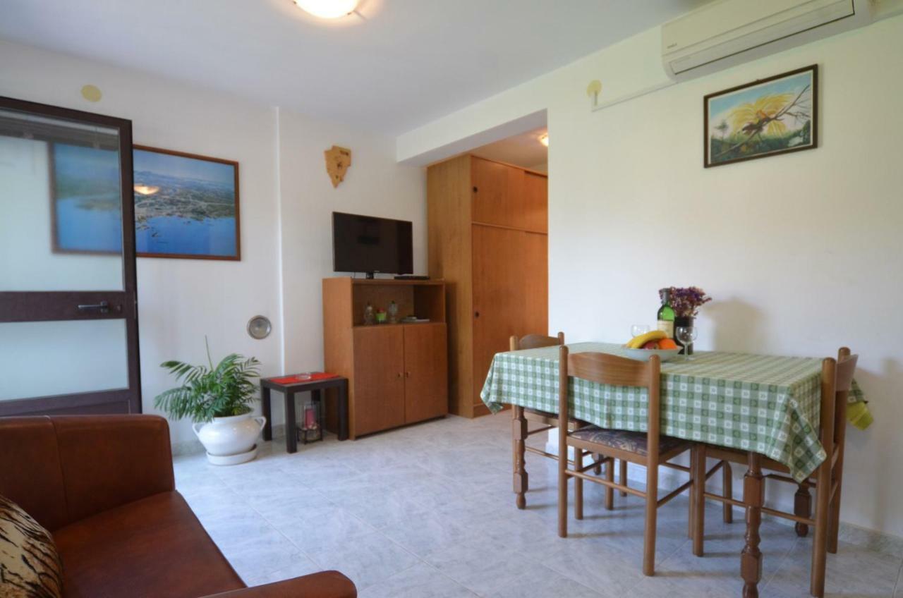 Koreni Apartments Ровин Екстериор снимка