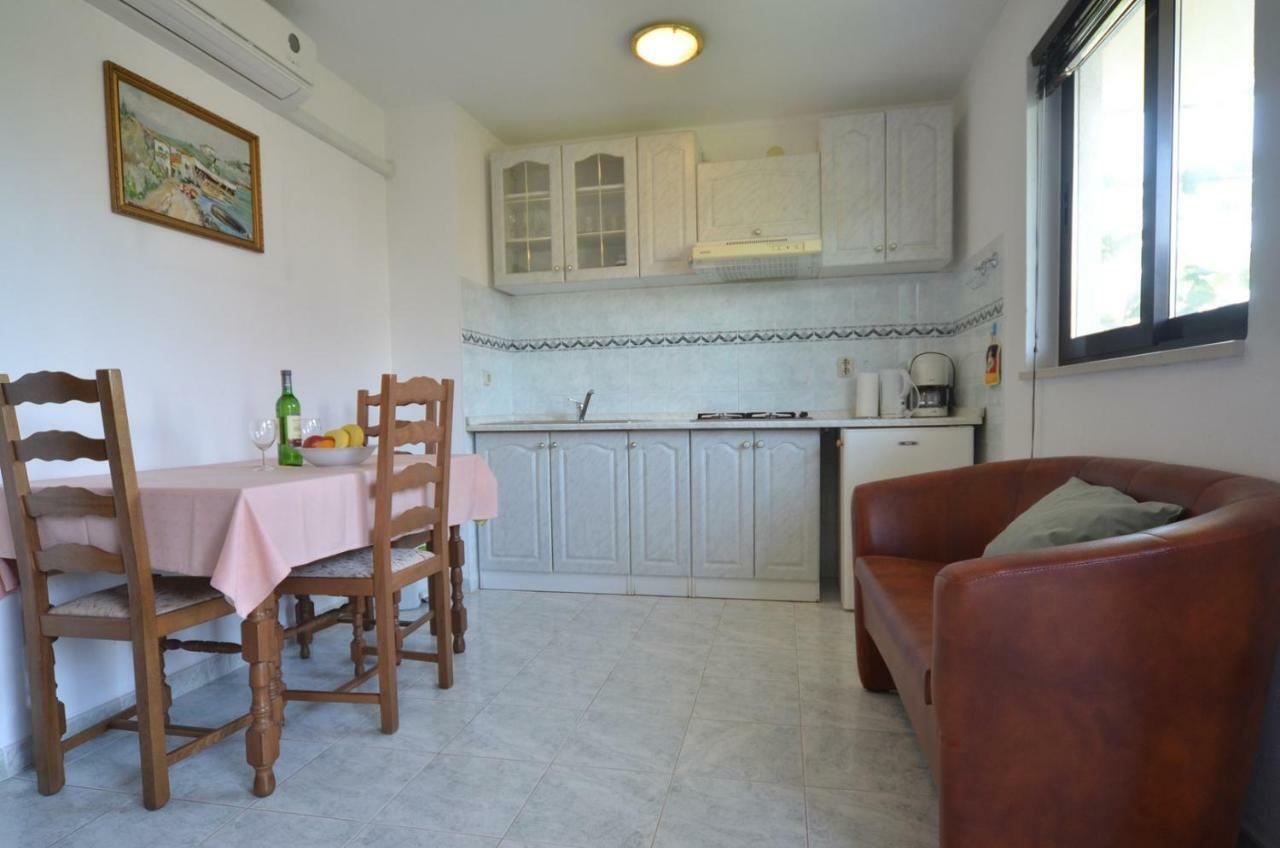 Koreni Apartments Ровин Екстериор снимка