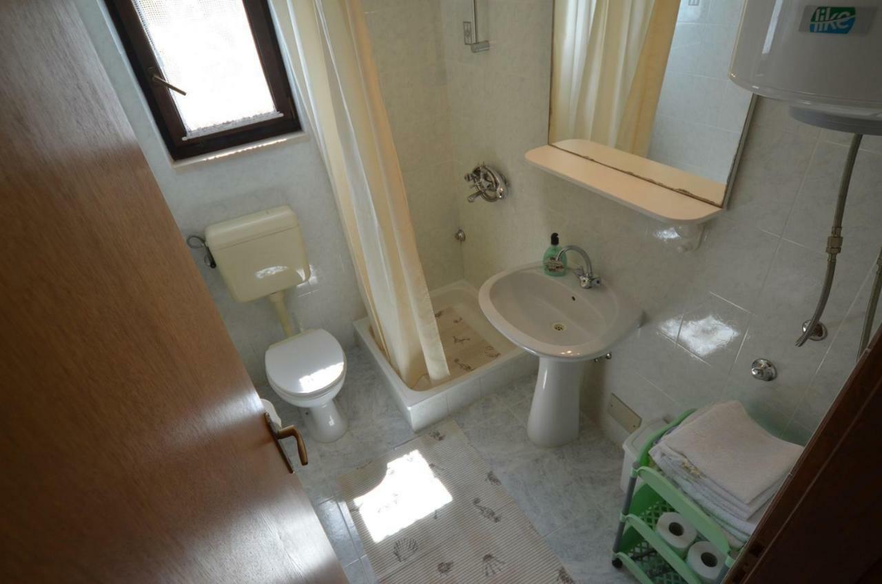 Koreni Apartments Ровин Екстериор снимка